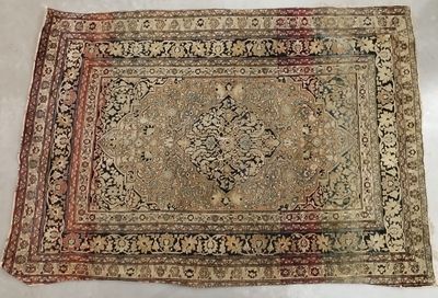 un tapis ancien orné d'un motif en médaillon au centre