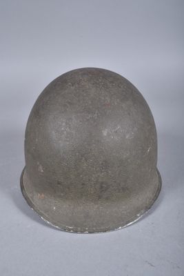 un vieux casque sur une surface blanche avec un fond blanc