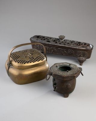 Plusieurs types d'objets en bronze sont exposés sur un fond blanc