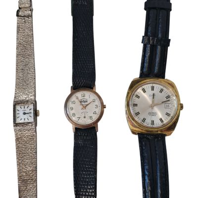 Trois modèles de montres différents sont présentés sur un fond blanc.