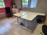 un bureau blanc avec une chaise noire dans une pièce