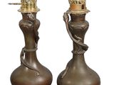 une paire de bougeoirs anciens en bronze surmontés de figurines