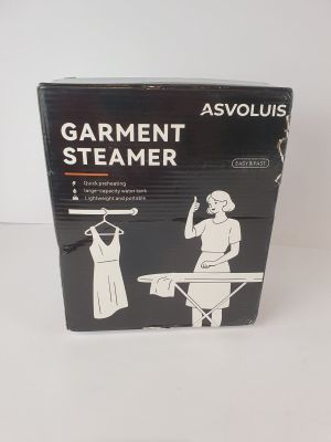 La boîte du défroisseur à vapeur est posée sur la table.