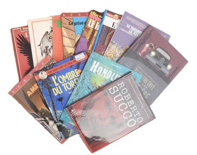 un grand nombre de livres empilés sur une table
