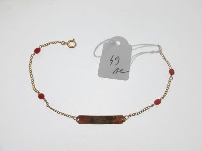 un gros plan d'un bracelet auquel est attachée une étiquette