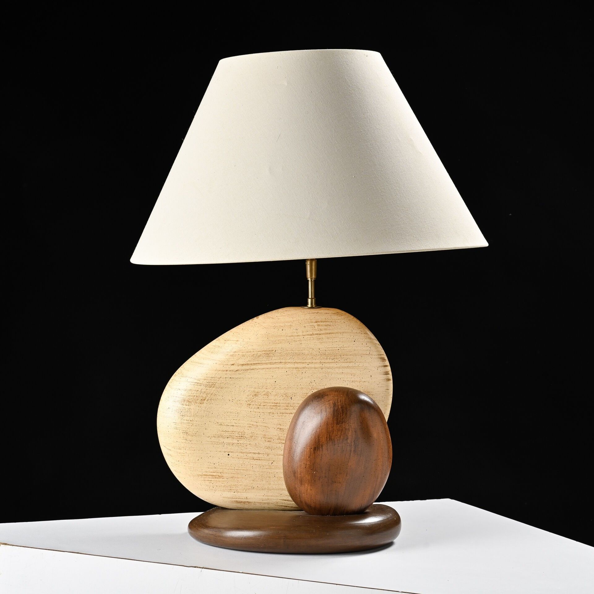 François CHATAIN (XX- XXI ème) Lampe à trois galets en terre blanche émaillée dans les tons de bruns et ocres. Abat-j...