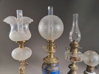 Réunion de quatre lampes à pétrole en régule ou porcelaine. (photo 5)