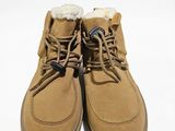 Les bottes marron sont alignées et prêtes à être portées