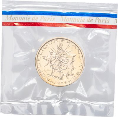 un gros plan d'une pièce de monnaie dans un sachet en plastique sur fond blanc