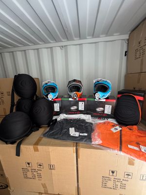 de nombreux cartons à l'arrière d'un camion de déménagement