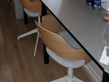 une longue table avec quatre chaises et une bouteille d'eau posée dessus