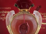 l'image d'un flacon de parfum posé sur une table