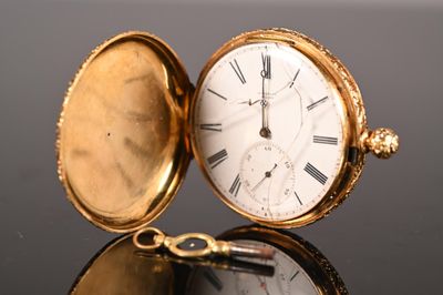 une montre de poche en or posée sur une table