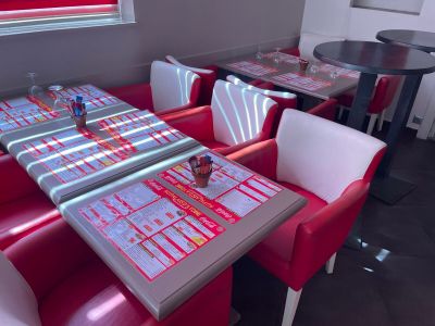 des tables et des chaises dans un restaurant, avec une carte posée sur la table