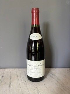 une bouteille de vin posée sur une table en bois
