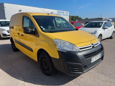 une camionnette jaune Citrole garée sur un parking à côté d'autres voitures