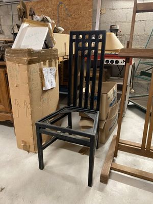 une chaise posée devant une pile de cartons
