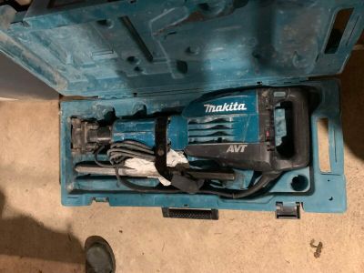 une boîte bleue avec des outils à l'intérieur sur le sol