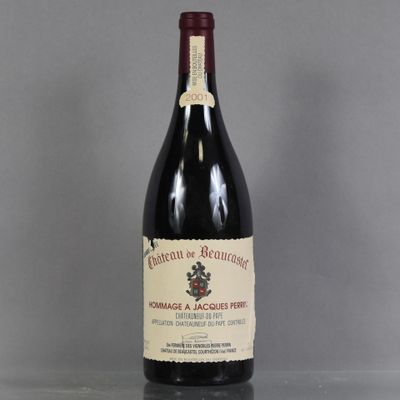 une vieille bouteille de vin posée sur une table