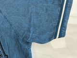 chemise en jean avec le numéro 4 sur le devant et le numéro 4 dans le dos