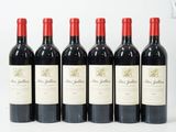 six bouteilles de vin rouge sont alignées sur une table