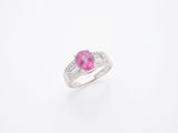 une bague en saphir rose et diamant