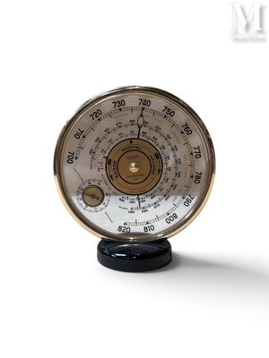 un gros plan d'une horloge posée sur une surface blanche