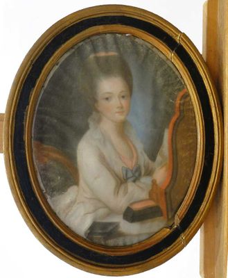 portrait d'une femme en robe blanche tenant un miroir