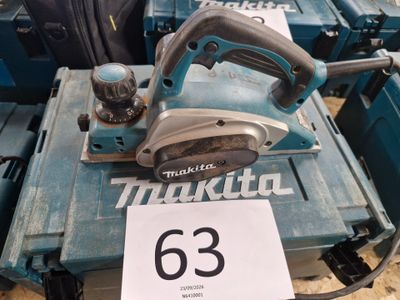 une machine bleue portant un numéro, posée sur une table