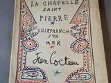 un gros plan d'un livre sur lequel on voit des inscriptions, posé sur une table