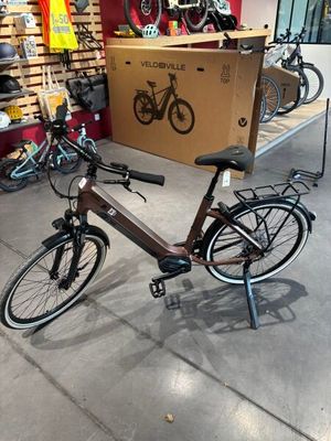 un vélo garé dans un magasin