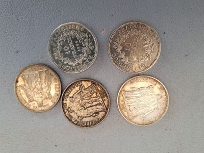 quatre types de pièces différents posés sur une table