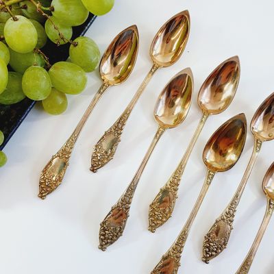 a lot of spoons that are sitting on a table