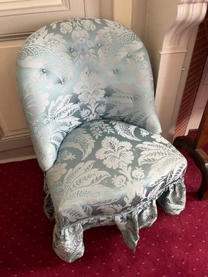 a chair that is sitting in the corner of a room