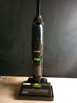 une image d'un aspirateur posé sur une table