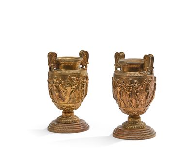 PAIRE DE VASES URNES en forme de cratères antiques en alliag…
