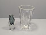 un vase en verre et un petit vase en verre posés sur une table