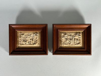 paire de plaques anciennes en bois sculpté représentant une scène de bataille