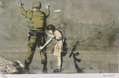 peinture représentant un soldat qui tape dans la main d'une jeune fille, sur un mur