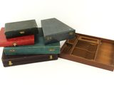 une pile de livres superposés sur une table