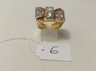 un gros plan sur une bague en or sertie de diamants, avec une étiquette de prix