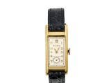 l'image d'une montre en or avec un bracelet en cuir noir