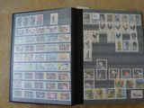 la photo d'un livre portant de nombreux timbres