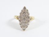 gros plan d'une bague en diamant sur une surface blanche