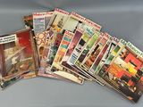 beaucoup de magazines empilés les uns sur les autres