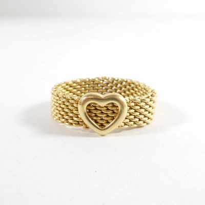 un gros plan d'une bague en or ornée d'un cœur
