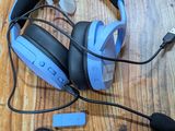 un casque posé sur un parquet