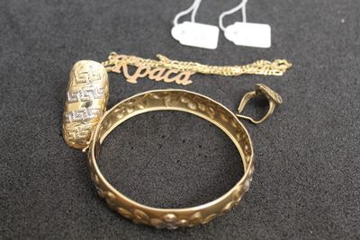 un gros plan d'une bague en or entourée d'une chaîne