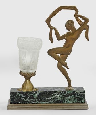 une image représentant une statue de femme tenant un vase, posée sur un socle en marbre