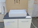 une boîte en carton sur laquelle est posé un évier